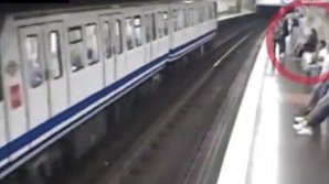 Scene cutremurătoare la metroul din Madrid. O tânără, la un pas să-și piardă viața din cauza telefonului (VIDEO)