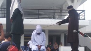 Un indonezian, care a impus legea împotriva adulterului, prins că are o relație cu o femeie căsătorită. Pedeapsa dură pe care a primit-o