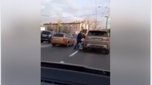 Nu au împărțit drumul: Doi șoferi din Capitală s-au bătut chiar în plin trafic (VIDEO)