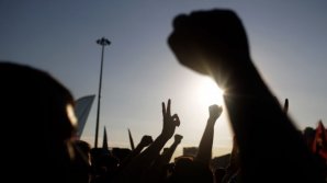 SCANDAL la Grătieşti. Mai mulţi locuitori ai comunei au ieşit la PROTEST. Oamenii se tem să nu rămână fără case