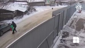 RUSIA: Momentul în care un bărbat răpeşte o copilă şi o urcă forţat în maşină a fost surprins de camerele video