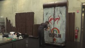 30 de ani de la prăbuşirea Zidului Berlinului. Un artist din Franţa a realizat o replică din ciocolată a faimosului simbol al Războiului Rece