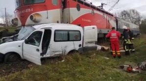 Accident grav în România: Trei persoane rănite, după ce mașina în care se aflau a fost lovită de tren (VIDEO)