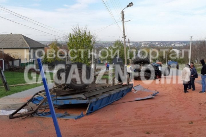 Accident rutier la Ceadîr- Lunga. Un tractor încărcat cu cereale s-a răsturnat (FOTO)