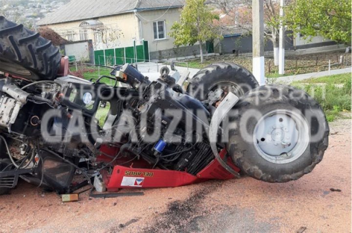 Accident rutier la Ceadîr- Lunga. Un tractor încărcat cu cereale s-a răsturnat (FOTO)