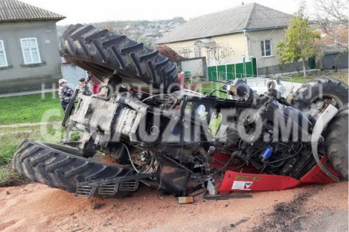 Accident rutier la Ceadîr- Lunga. Un tractor încărcat cu cereale s-a răsturnat (FOTO)