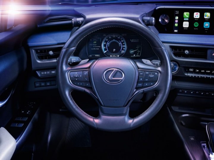 Lexus a lansat primul său model pur elecric UX 300e! Vezi cum arată (FOTO)