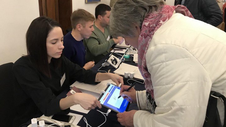 Românii au format cozi la Ambasada de la Chișinău pentru a-și exercita dreptul la vot (FOTO)