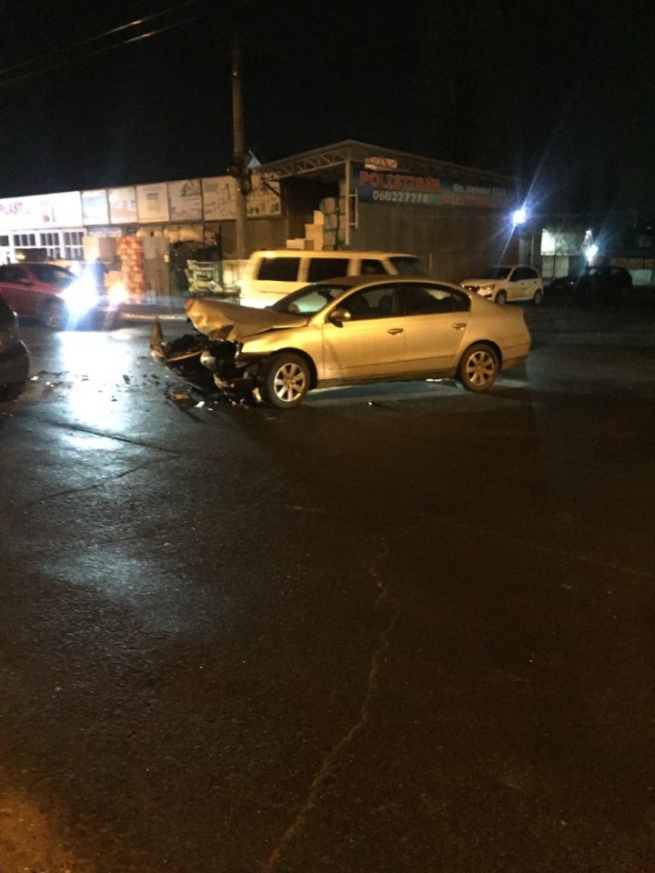 ACCIDENT pe strada Uzinelor din Capitală. Două mașini, implicate. Victimele, transportate la spital