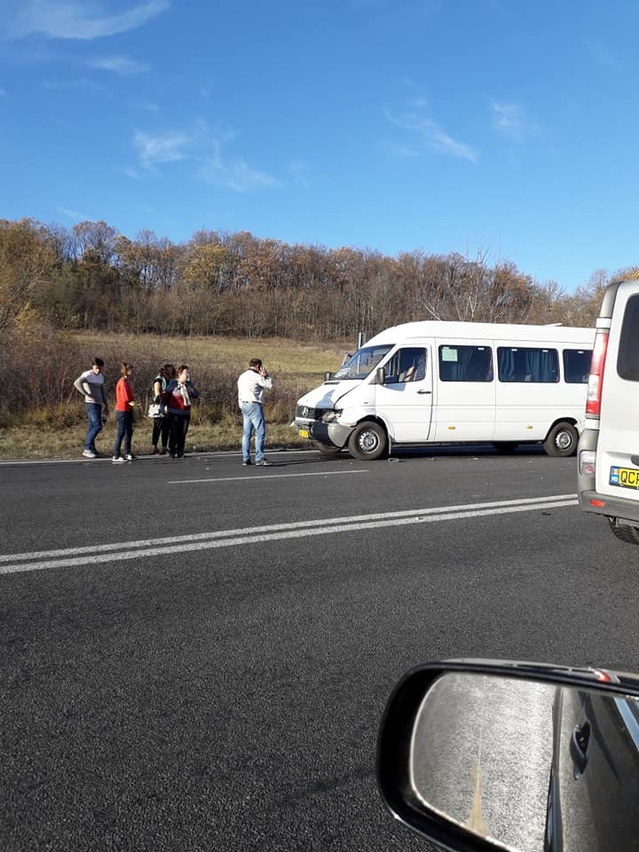 Accident rutier la Ialoveni. Un autoturism s-a ciocnit cu un microbuz de rută (FOTO)