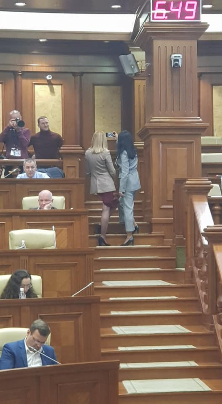 Ţara arde, baba se piaptănă! Două deputate ACUM își făceau selfie în timpul ședinței de Parlament (FOTO)