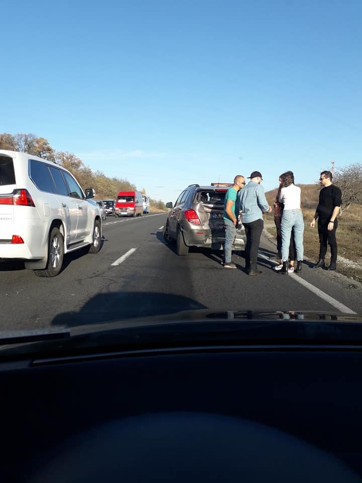 Accident rutier la Ialoveni. Un autoturism s-a ciocnit cu un microbuz de rută (FOTO)