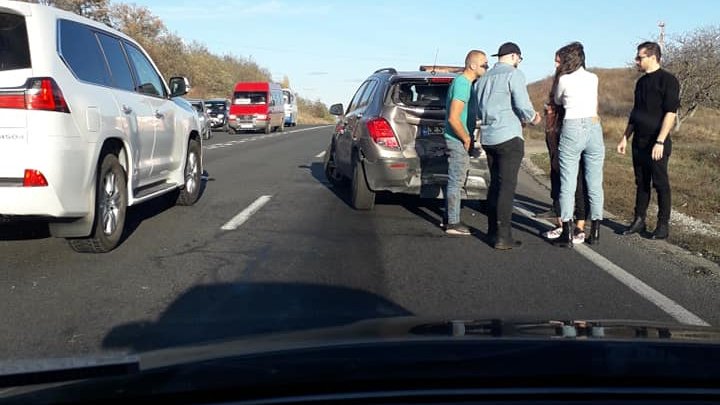 Accident rutier la Ialoveni. Un autoturism s-a ciocnit cu un microbuz de rută (FOTO)