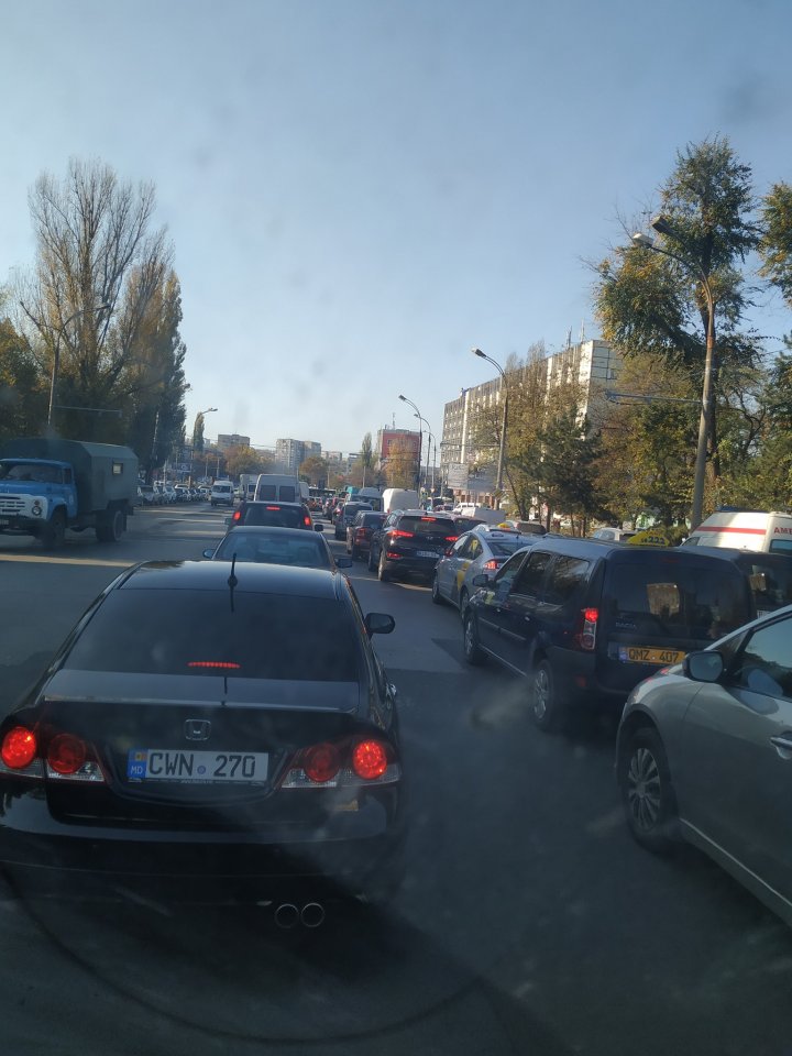 Accident cu implicarea unui TIR, în Capitală. În zonă s-a format ambuteiaj (FOTO)