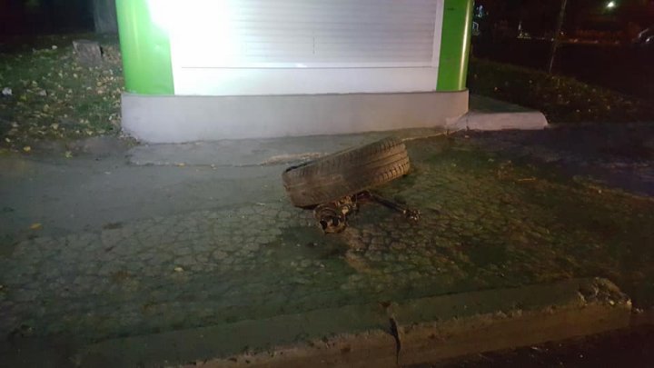 Accident în sectorul Botanica al Capitalei. Un șofer a intrat cu mașina într-un copac: sunt răniți (FOTO)