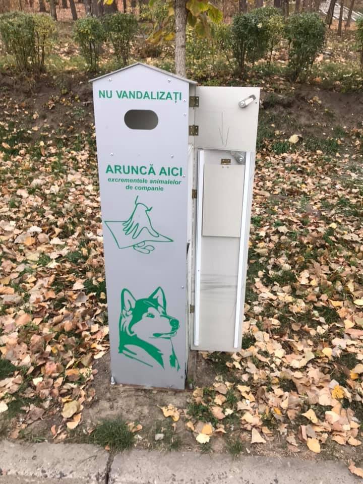 Un nou caz de vandalism în Parcul Valea Morilor. O pubelă pentru excrementele animalelor de companie, distrusă (FOTO)