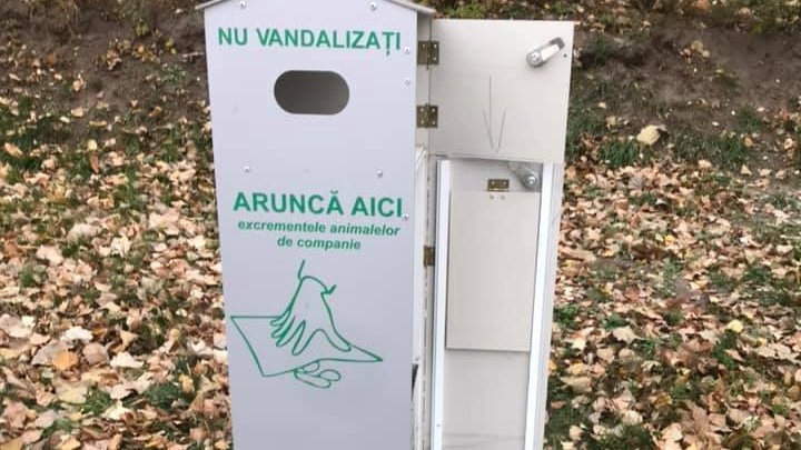 Un nou caz de vandalism în Parcul Valea Morilor. O pubelă pentru excrementele animalelor de companie, distrusă (FOTO)