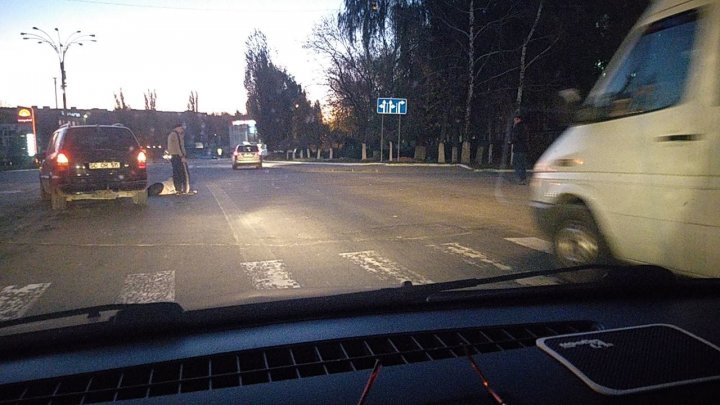 Nicio zi fără accidente. O femeie a fost spulberată pe o trecere de pietoni de pe strada Uzinelor din Capitală (FOTO)