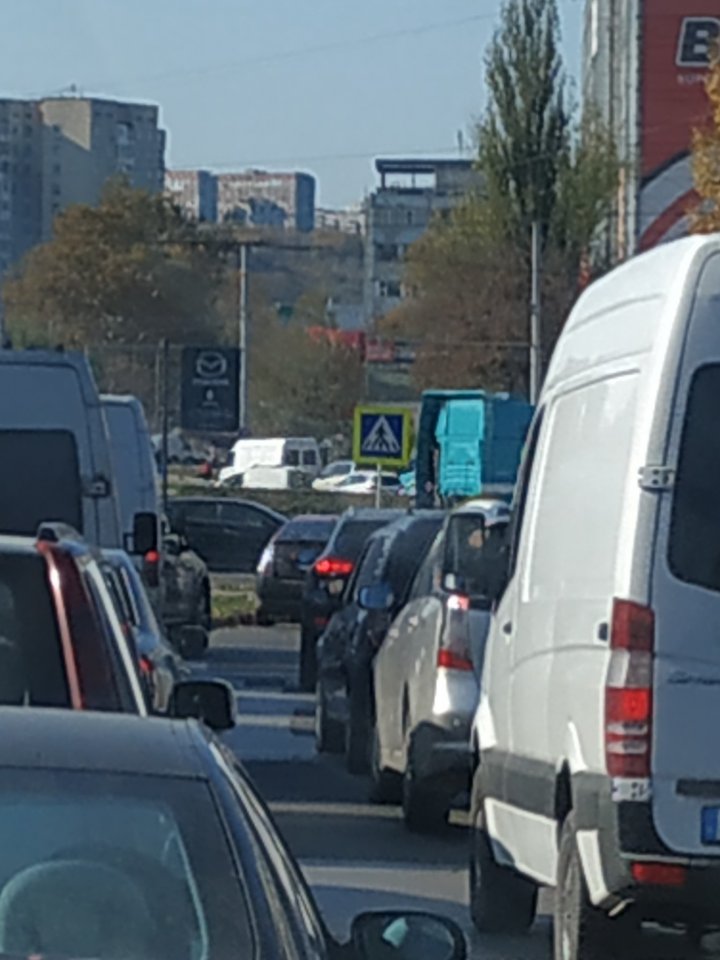 Accident cu implicarea unui TIR, în Capitală. În zonă s-a format ambuteiaj (FOTO)