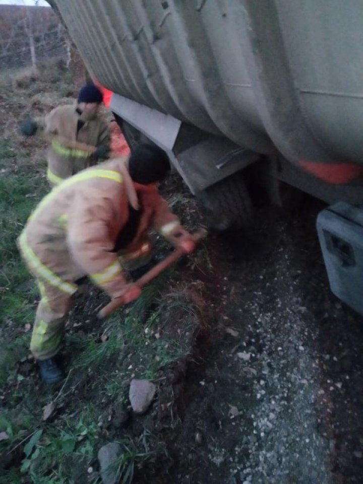 Accident la Vulcăneşti. Un TIR încărcat cu seminţe de floarea-soarelui a derapat de pe traseu şi a ajuns într-un şanţ (VIDEO)