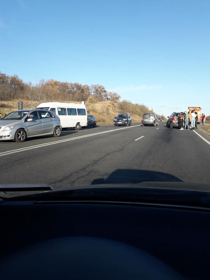 Accident rutier la Ialoveni. Un autoturism s-a ciocnit cu un microbuz de rută (FOTO)