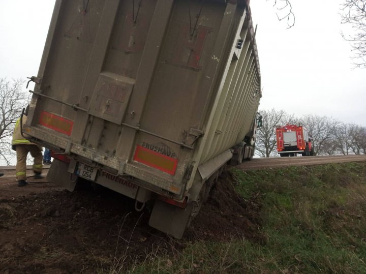 Accident la Vulcăneşti. Un TIR încărcat cu seminţe de floarea-soarelui a derapat de pe traseu şi a ajuns într-un şanţ (VIDEO)