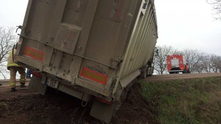 Accident la Vulcăneşti. Un TIR încărcat cu seminţe de floarea-soarelui a derapat de pe traseu şi a ajuns într-un şanţ (VIDEO)