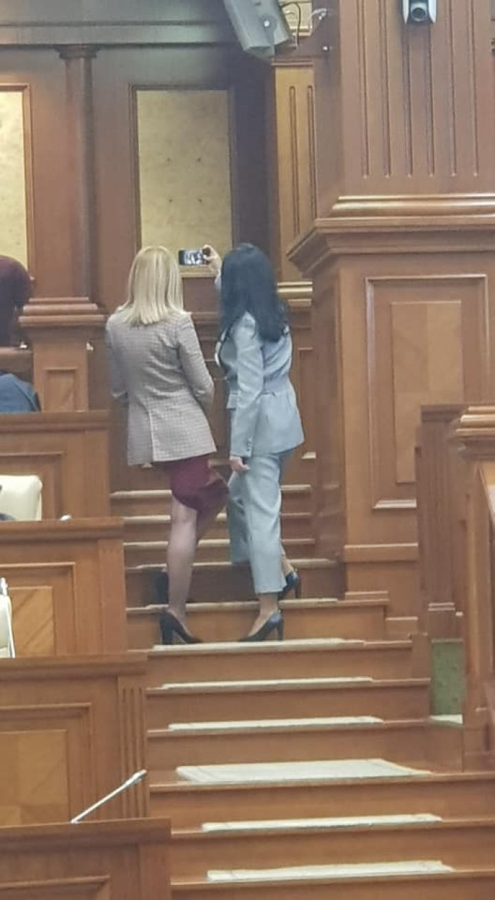 Ţara arde, baba se piaptănă! Două deputate ACUM își făceau selfie în timpul ședinței de Parlament (FOTO)