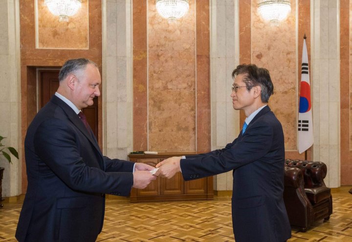 Igor Dodon a primit scrisorile de acreditare din partea a șapte ambasadori (FOTO)