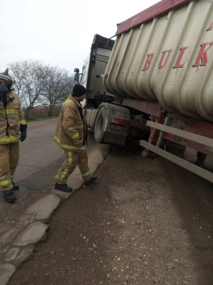 Accident la Vulcăneşti. Un TIR încărcat cu seminţe de floarea-soarelui a derapat de pe traseu şi a ajuns într-un şanţ (VIDEO)