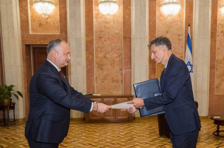 Igor Dodon a primit scrisorile de acreditare din partea a șapte ambasadori (FOTO)