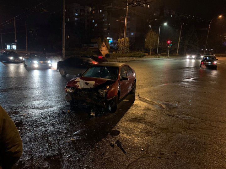 ACCIDENT GRAV în sectorul Botanica. Două maşini s-au lovit violent (FOTO)