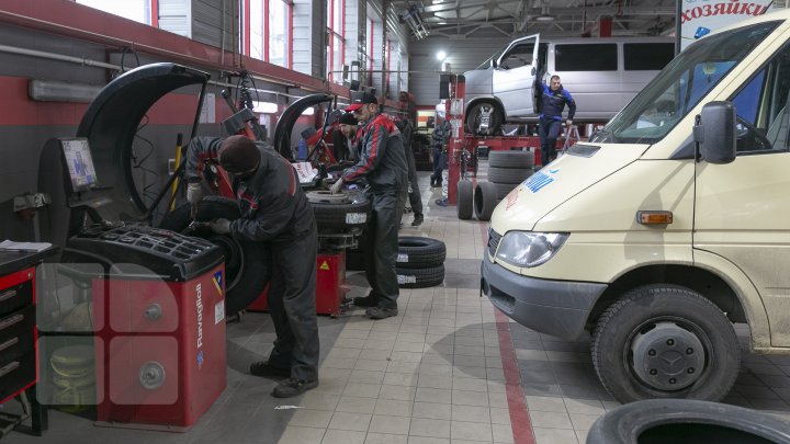 Aglomeraţie mare la atelierele auto din Capitală. Șoferii își schimbă pneurile de vară, pe cele de iarnă (FOTOREPORT)