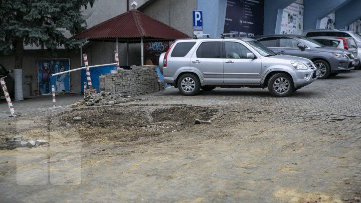 S-a prăbuşit pavajul pe bulevardul Ștefan cel Mare. Responsabilii EXPLICĂ ce s-a întâmplat  (FOTO)