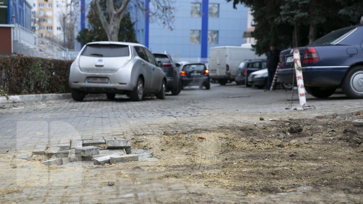 S-a prăbuşit pavajul pe bulevardul Ștefan cel Mare. Responsabilii EXPLICĂ ce s-a întâmplat  (FOTO)