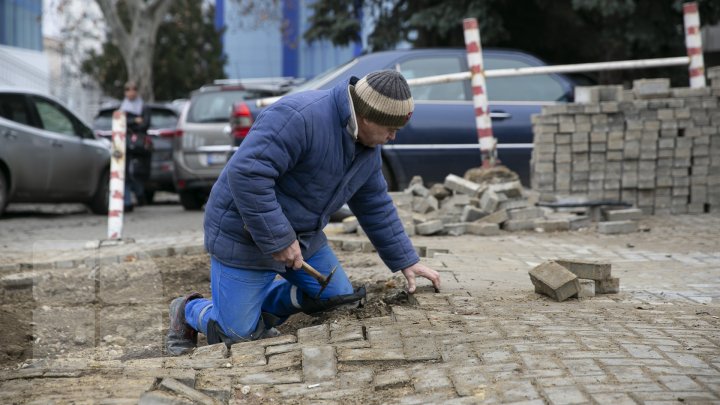 S-a prăbuşit pavajul pe bulevardul Ștefan cel Mare. Responsabilii EXPLICĂ ce s-a întâmplat  (FOTO)