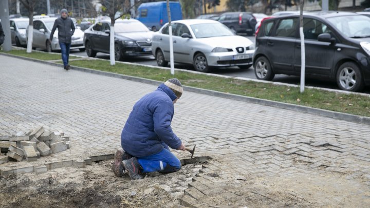 S-a prăbuşit pavajul pe bulevardul Ștefan cel Mare. Responsabilii EXPLICĂ ce s-a întâmplat  (FOTO)