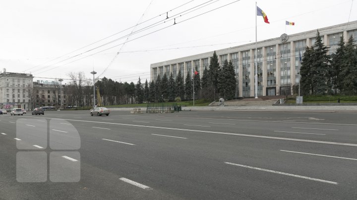 MAGIA sărbătorilor de iarnă. A început instalarea POMULUI de CRĂCIUN în PMAN (VIDEO/FOTO)