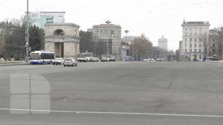 MAGIA sărbătorilor de iarnă. A început instalarea POMULUI de CRĂCIUN în PMAN (VIDEO/FOTO)