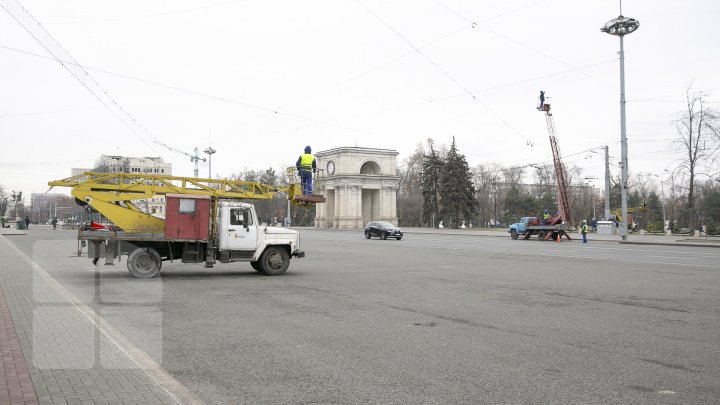 MAGIA sărbătorilor de iarnă. A început instalarea POMULUI de CRĂCIUN în PMAN (VIDEO/FOTO)