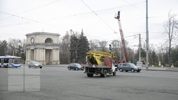 MAGIA sărbătorilor de iarnă. A început instalarea POMULUI de CRĂCIUN în PMAN (VIDEO/FOTO)