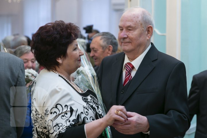 Amintiri de neuitat şi lacrimi în ochi. 48 de cupluri din Capitală au sărbătorit nunta de aur şi diamant (FOTOREPORT)