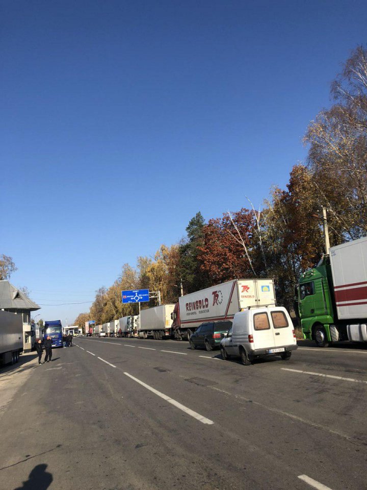 PROTEST CU TIR-uri la ieşirea din Chişinău. Ce îi nemulţumeşte pe şoferi (VIDEO/FOTO)