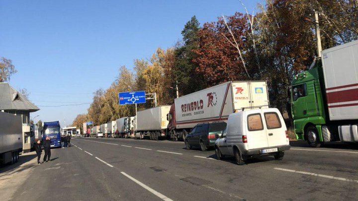 PROTEST CU TIR-uri la ieşirea din Chişinău. Ce îi nemulţumeşte pe şoferi (VIDEO/FOTO)