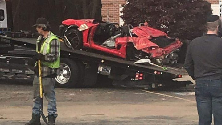 Un Porsche a zburat de pe şosea şi a aterizat la etajul unei clădiri: Doi oameni au murit pe loc (IMAGINI DE GROAZĂ)