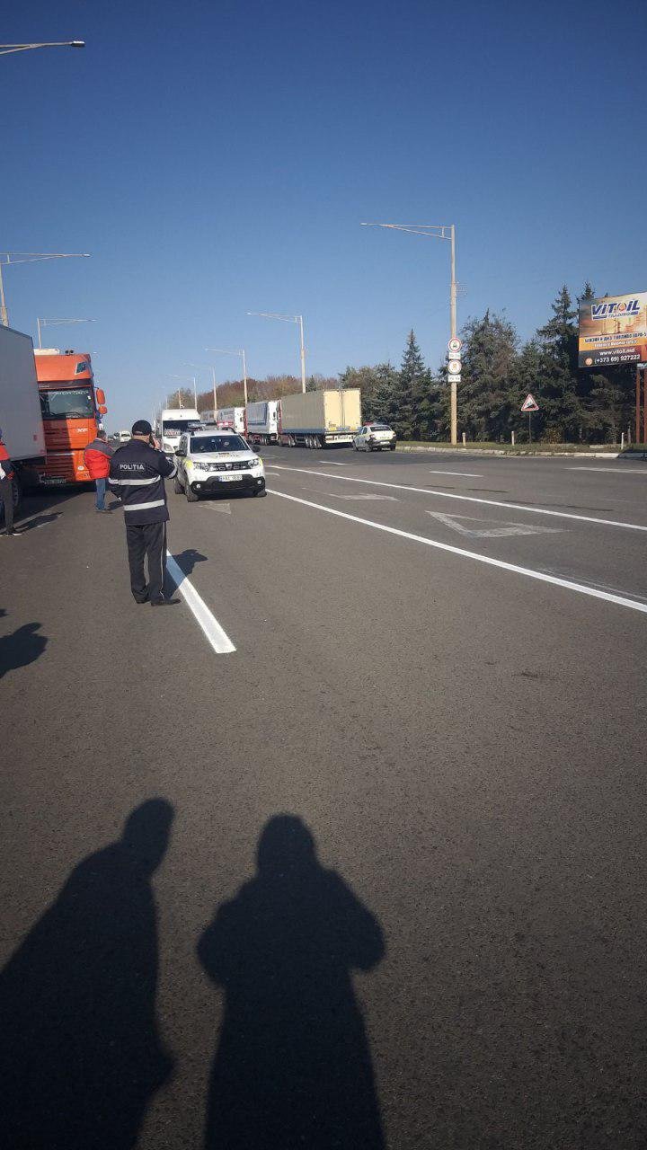 PROTEST CU TIR-uri la ieşirea din Chişinău. Ce îi nemulţumeşte pe şoferi (VIDEO/FOTO)