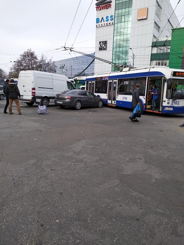 HAOS pe strada Calea Ieşilor din cauza unui şofer. Mai multe troleibuze staţionează. Ce s-a întâmplat (FOTO)