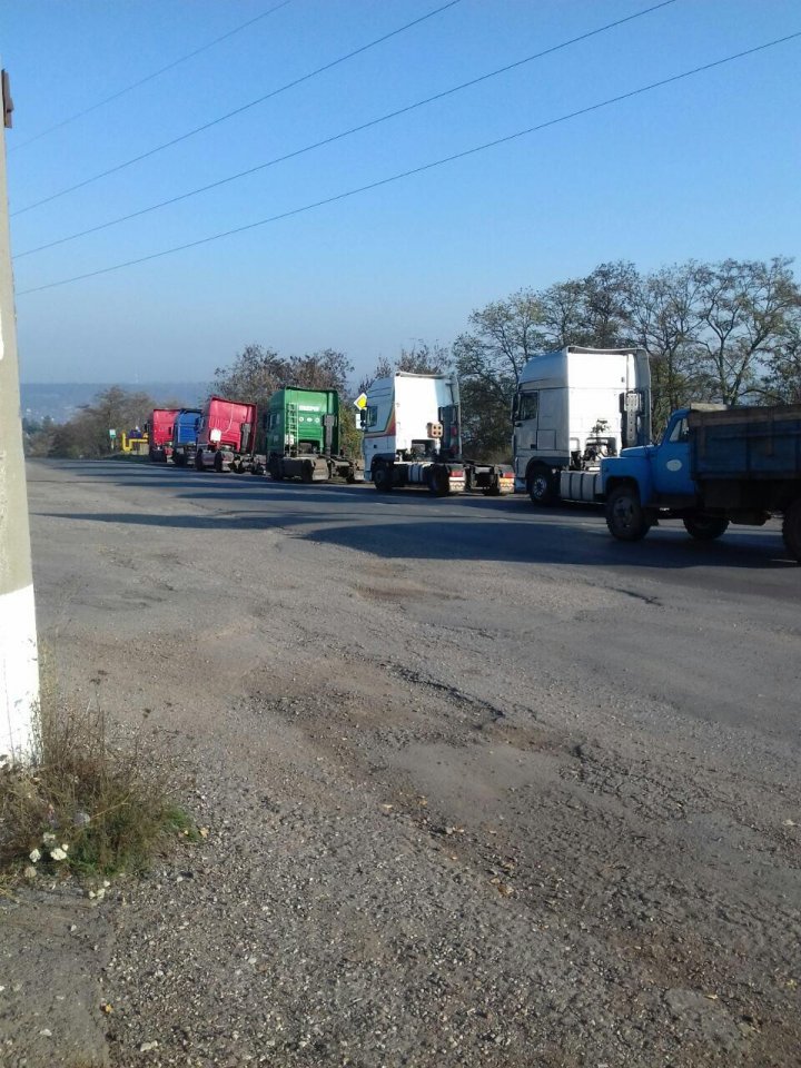 PROTEST CU TIR-uri la ieşirea din Chişinău. Ce îi nemulţumeşte pe şoferi (VIDEO/FOTO)