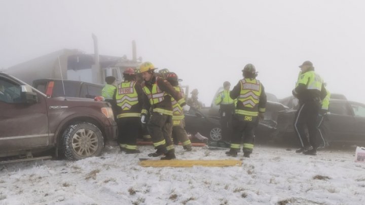 Carambol cu 20 de mașini în Canada: Cel puţin 27 de oameni au fost răniţi (FOTO)