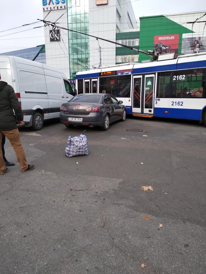 HAOS pe strada Calea Ieşilor din cauza unui şofer. Mai multe troleibuze staţionează. Ce s-a întâmplat (FOTO)